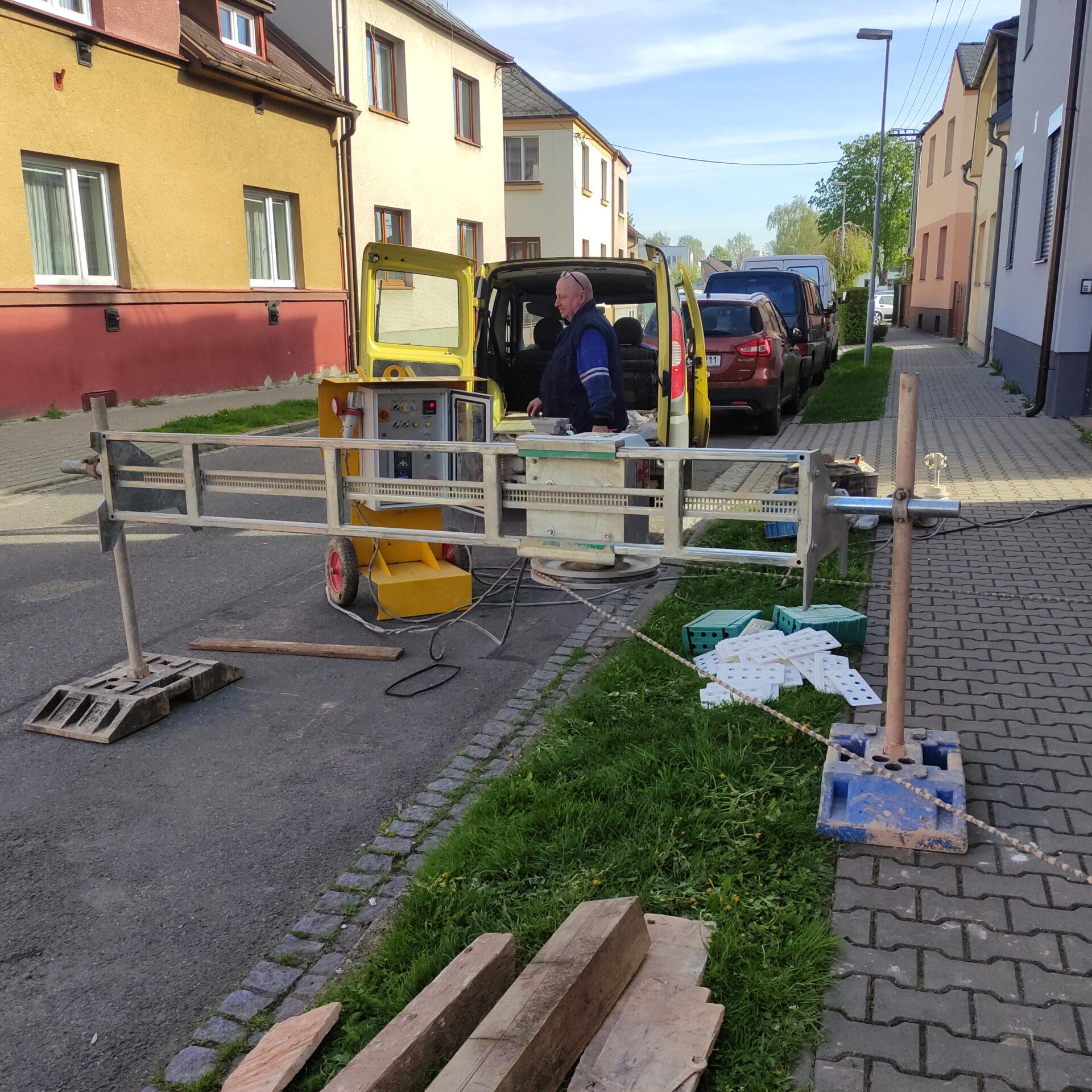 Pila s diamantovým lanem a injektáž