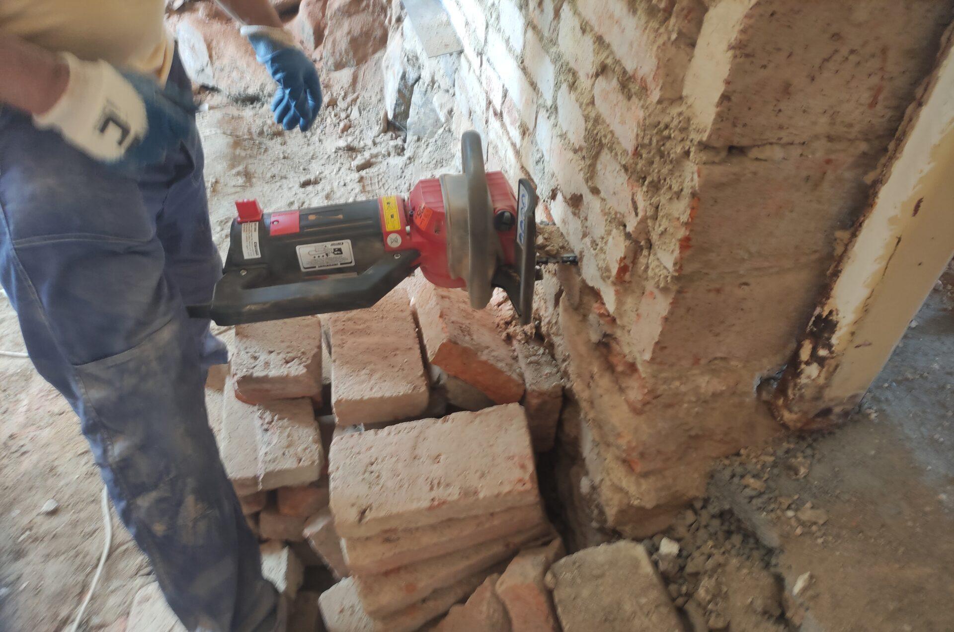 Podřezávání zdiva řetězovou pilou - efektivní sanace